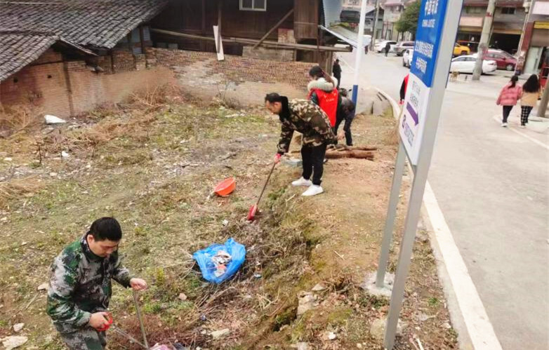 牛牯坪乡：民兵应急排开展人居环境清扫活动