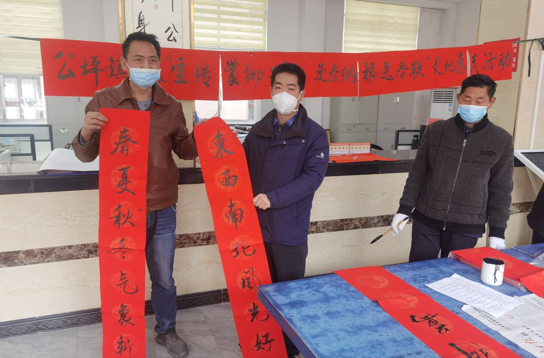 公坪镇：挥毫泼墨送春联 墨香四溢暖新春
