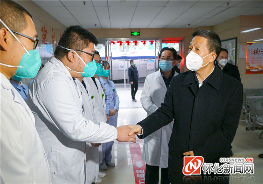 许忠建在主城区走访慰问基层一线值守工作人员