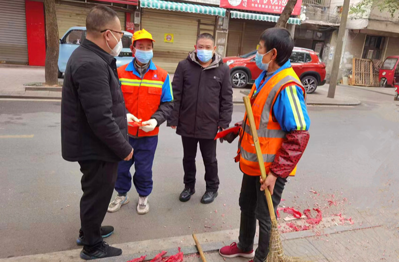 芷江城市管理和综合执法局春节期间 慰问一线执勤人员和环卫工人