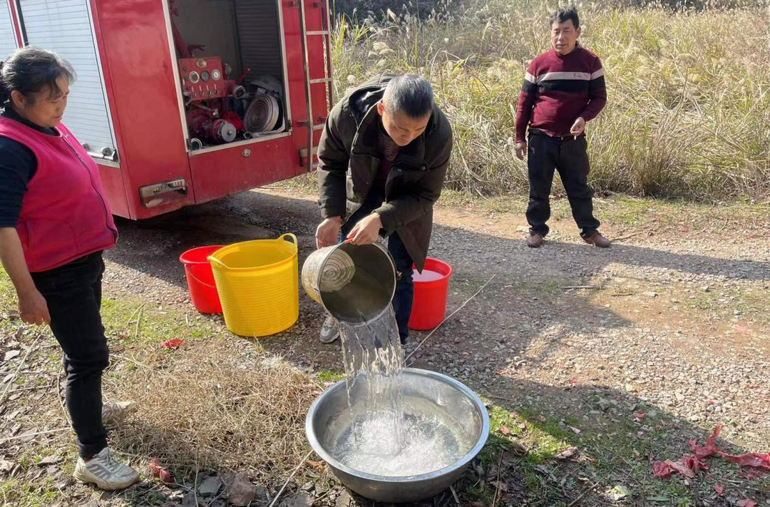 牛牯坪乡：干群合力抗旱情 送水入户解民忧