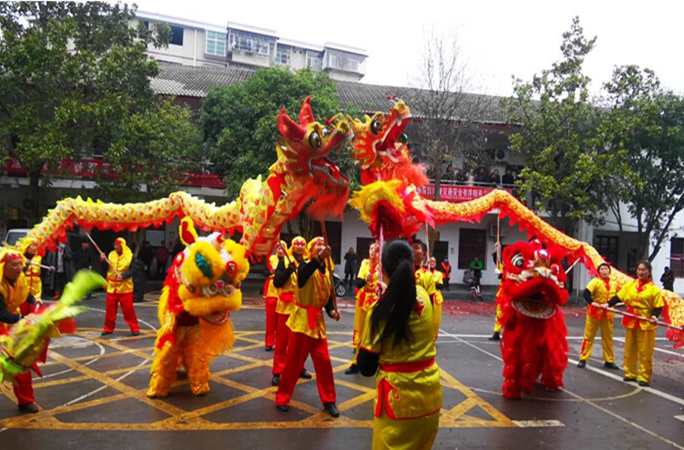 我们的中国梦 文化进万家丨芷江岩桥镇：舞龙舞狮庆佳节，传承民俗助振兴