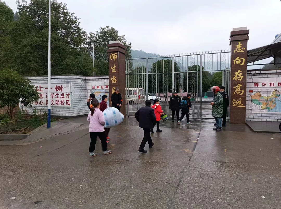 碧涌镇：站好春季开学交通岗
