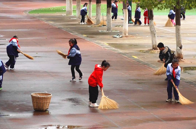 荷花池小学：校园大扫除  焕然一新迎开学