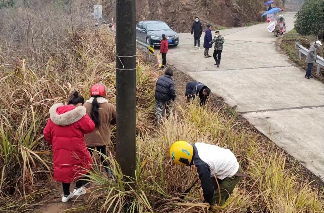 罗卜田乡开展农村人居环境卫生整治活动