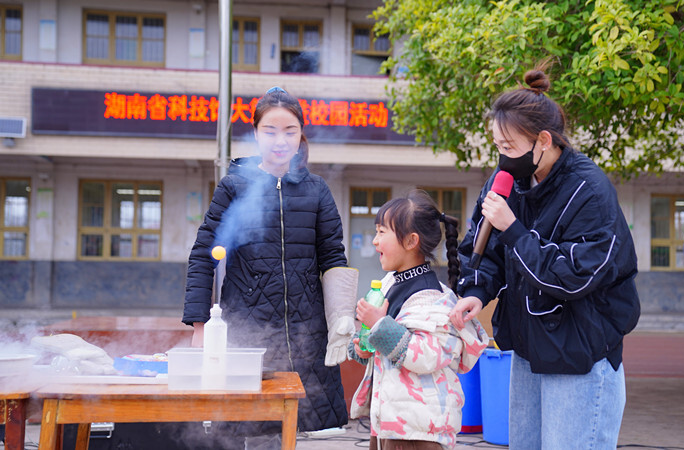 罗旧小学：科技大篷车进校园 点燃学生科技梦