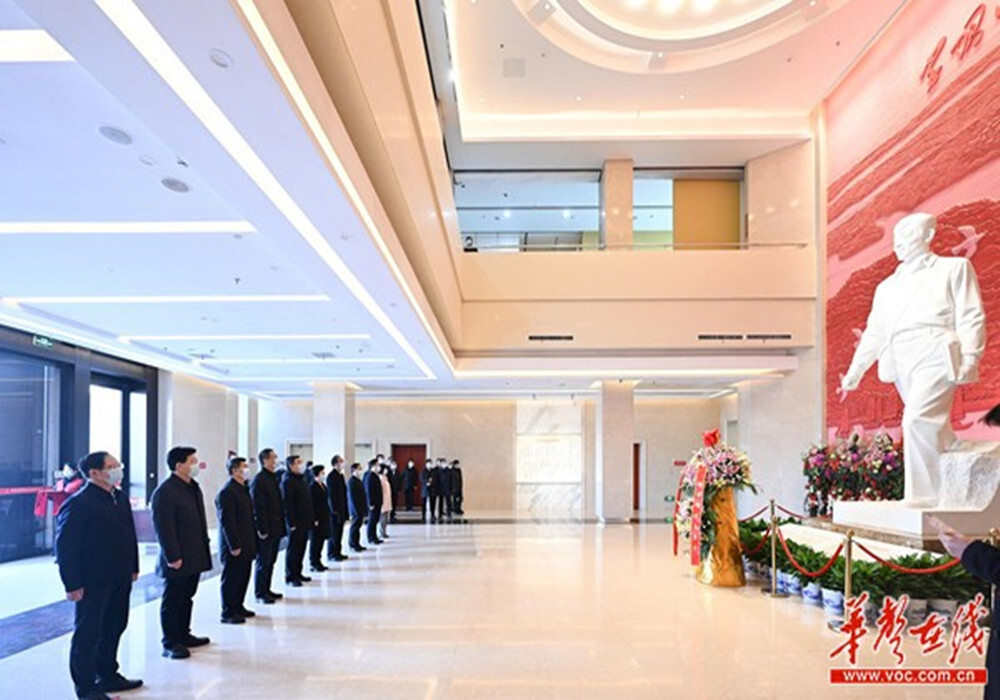 张庆伟：把雷锋精神代代传承下去