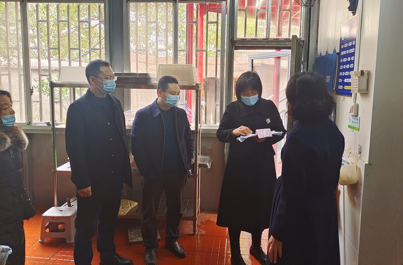 杨桂花带队检查学校食品安全