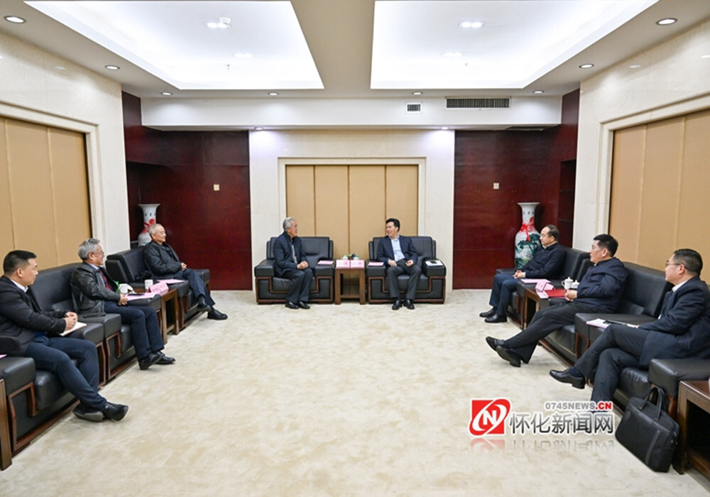 黎春秋与张瑞怀座谈 黎春秋会见黄光茂一行