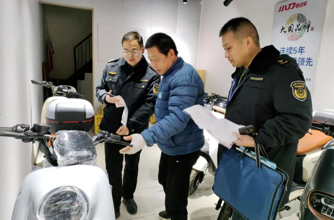 芷江市场监管局：突击检查电动车销售点  规范市场铁序