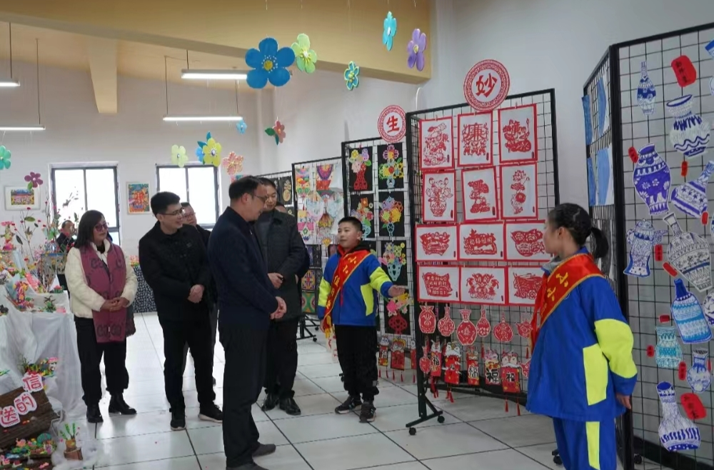 怀化市市委调研组走进芷江芙蓉学校