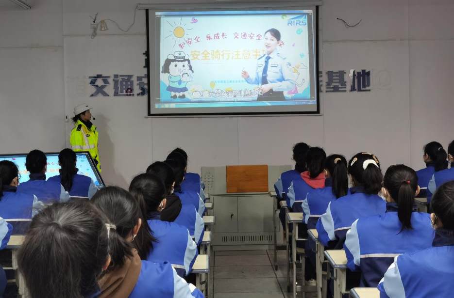 小体验大安全 芷江交管中心开展交通安全实践基地宣讲活动
