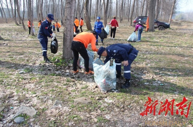 春日“趣”河边 “益”起乐水行 芷江开展净滩学雷锋志愿服务活动