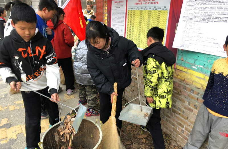 学雷锋  树新风丨牛牯坪乡小学：组织开展学习雷锋义务清扫活动