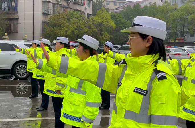 庆“三八”妇女节！芷江交警举行交通指挥手势操“大比武”