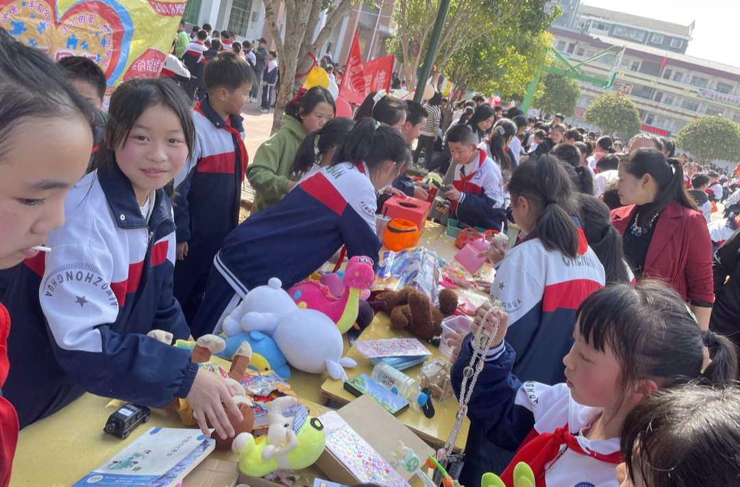 石榴结籽心连心 爱心义卖献真情 城南小学举行第七届“暖心童年”爱心义卖活动