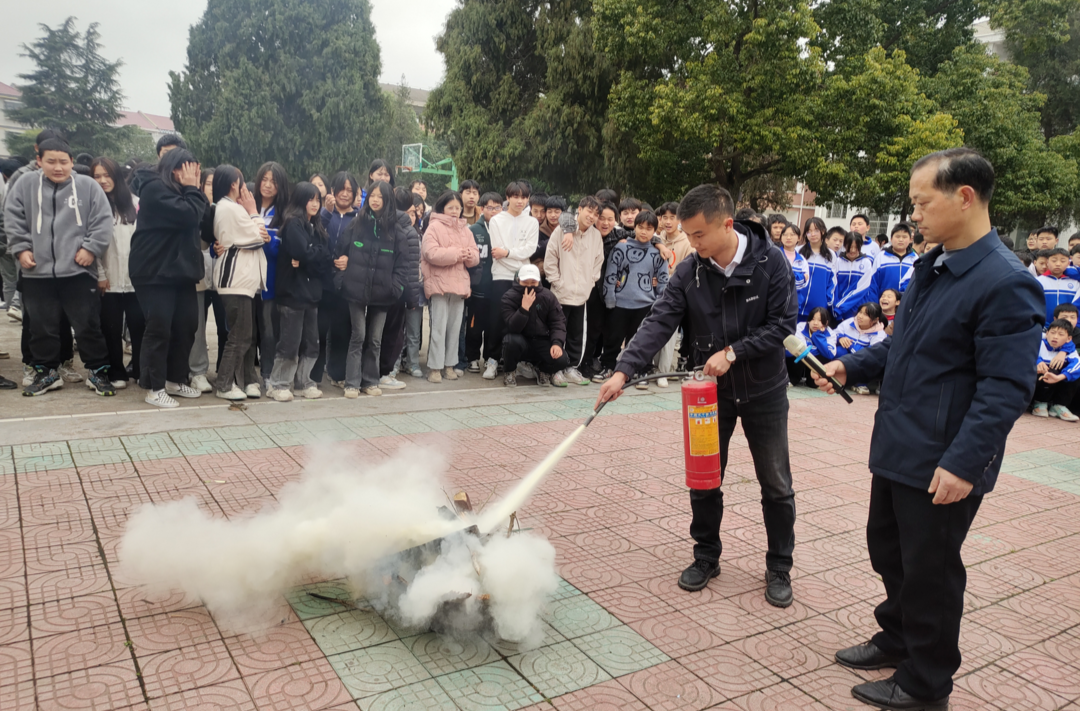 打好安全生产翻身仗丨芷江六中:校园消防演练，筑牢安全防线