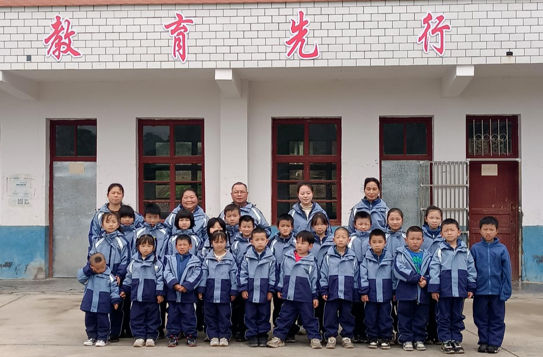 新店坪镇长畈沙村：让村小学生穿上新衣裳