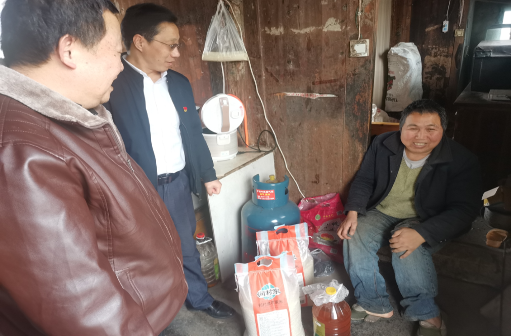 艾头坪小学：“助力乡村兴，情洒残疾人”