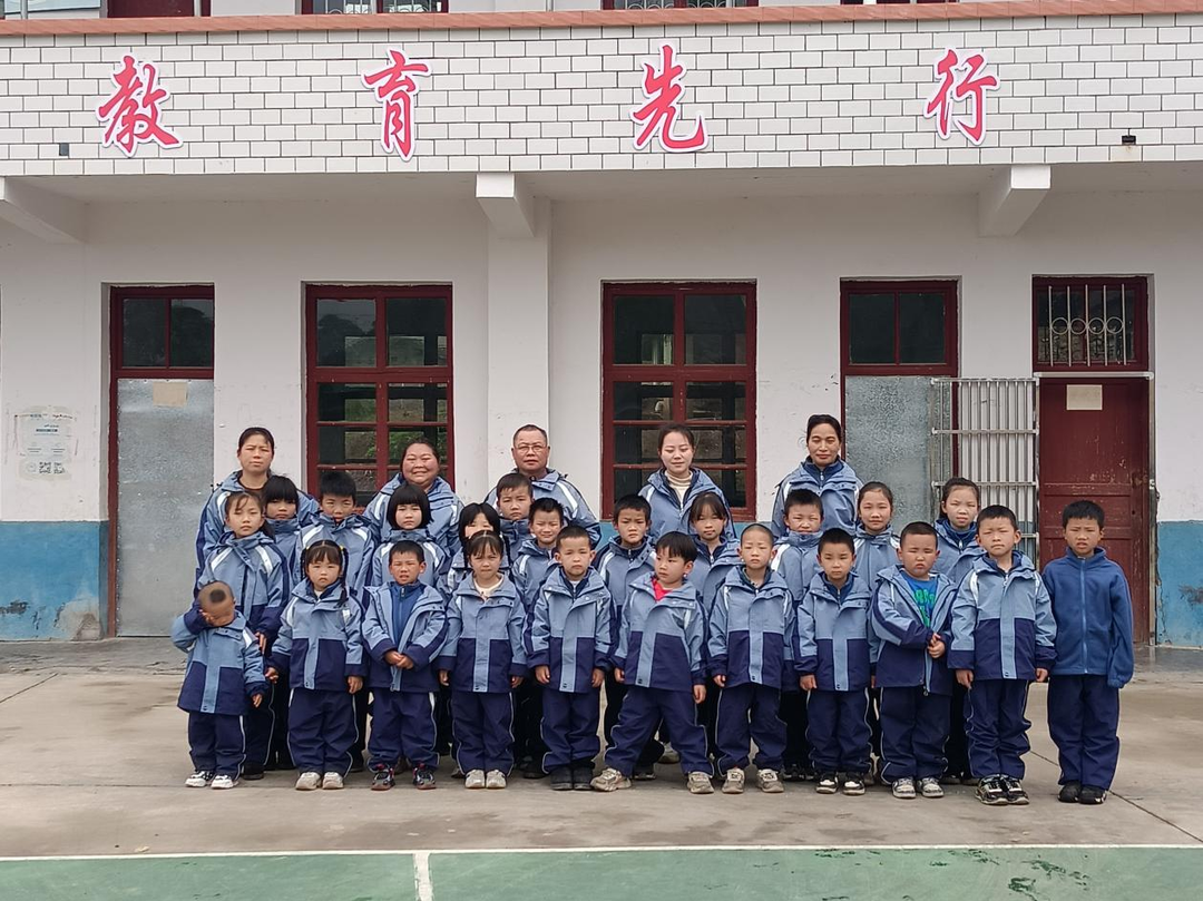 新店坪镇长畈沙村：让村小学生穿上新衣裳