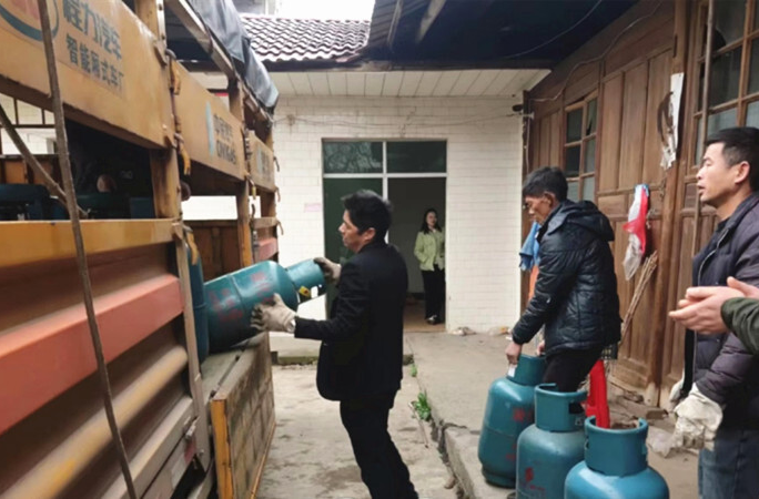打好安全生产翻身仗丨芷江住建局查处一非法储存液化石油气窝点，当场查获液化气钢瓶66个