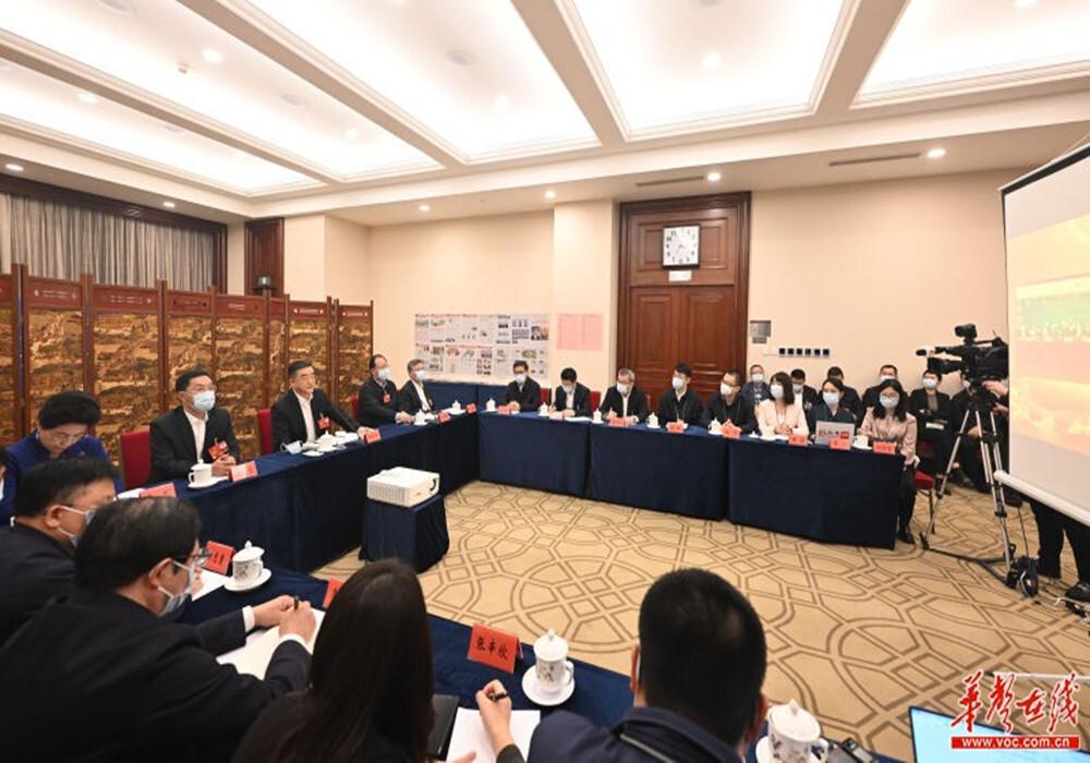 张庆伟看望我省全国两会新闻工作者