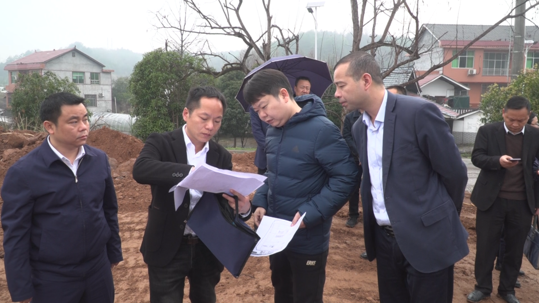 梁志平在县产业开发区现场办公时强调： 深入开展我为企业办实事活动 一门心思将园区的事情办好