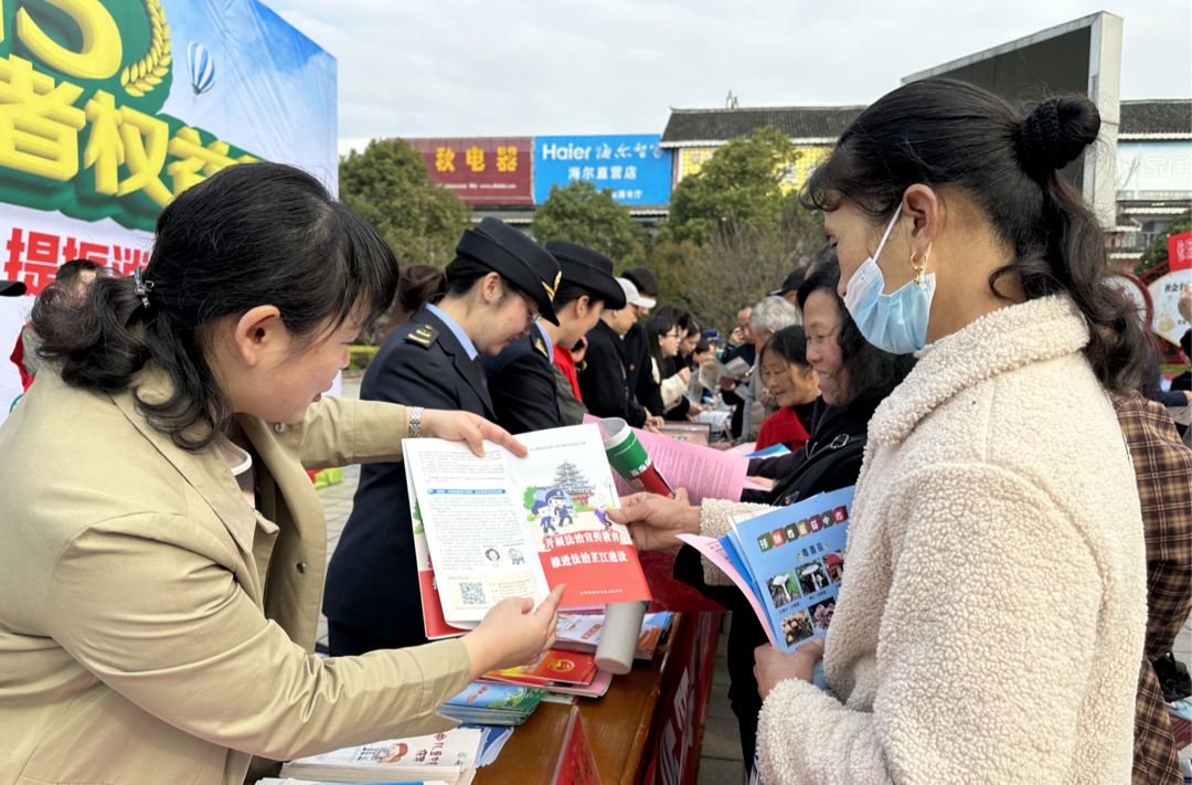 芷江卫健局积极开展“3·15国际消费者权益日”宣传活动