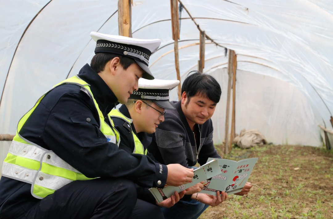 打好安全生产翻身仗丨田间地头忙春耕 交通安全“警”相随