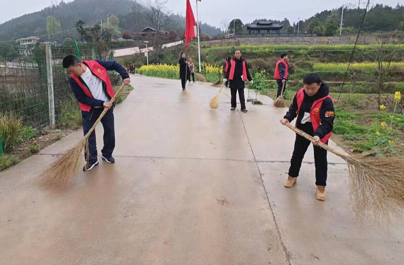公坪镇：党员群众齐参与 环境整治扮靓乡村