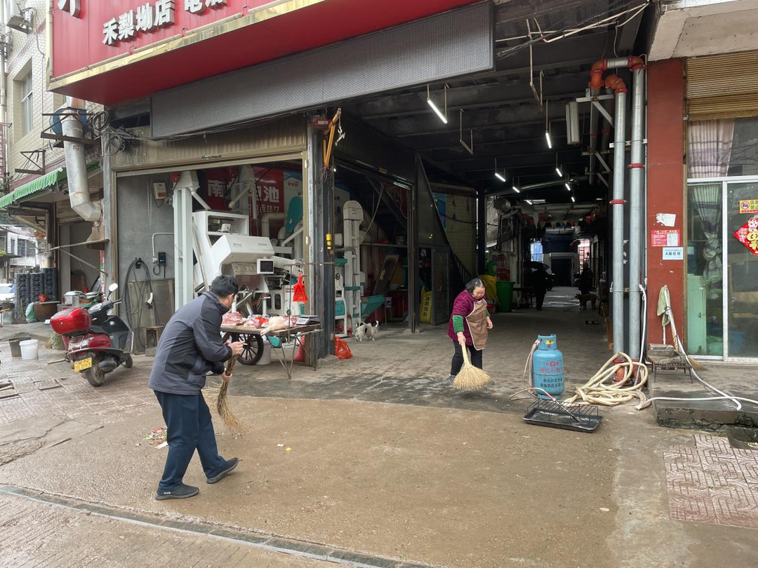 禾梨坳乡：干群同心同行 提升村容村貌