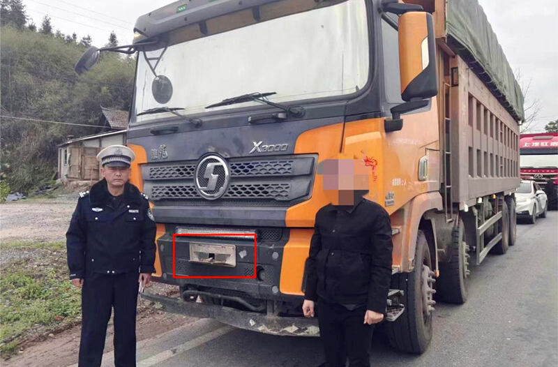 打好安全生产翻身仗丨货车安装“翻牌器” 交警慧眼识破依法查处