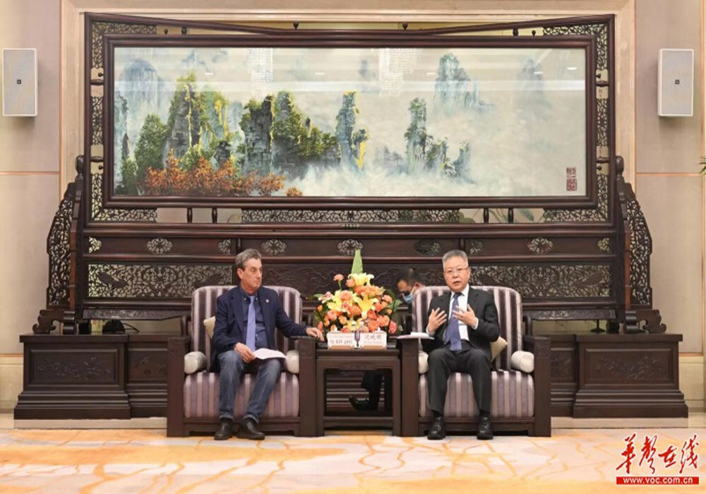 沈晓明会见西班牙共产党主席森特利亚一行