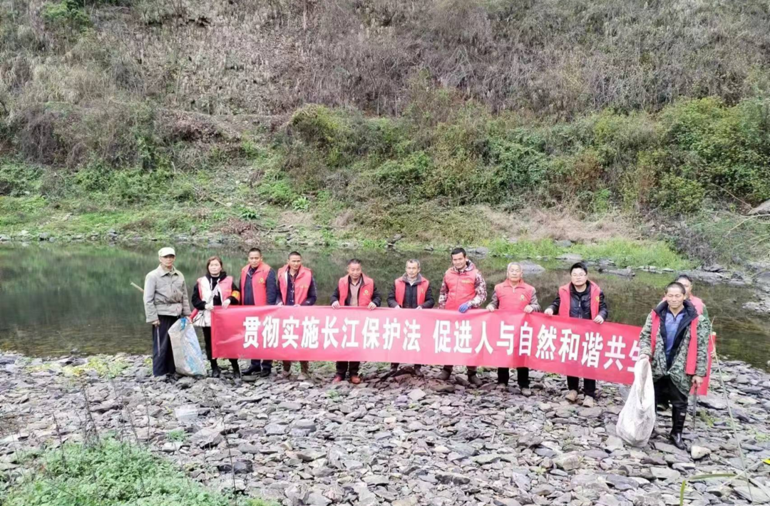 洞下场乡天堂坪村：众人齐心清河道 宣传法治入人心