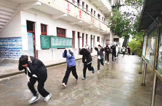麻缨塘中学开展防震减灾应急演练