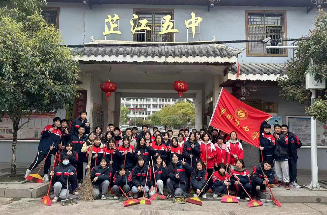 芷江五中：学雷锋践行动，清扫卫生促文明