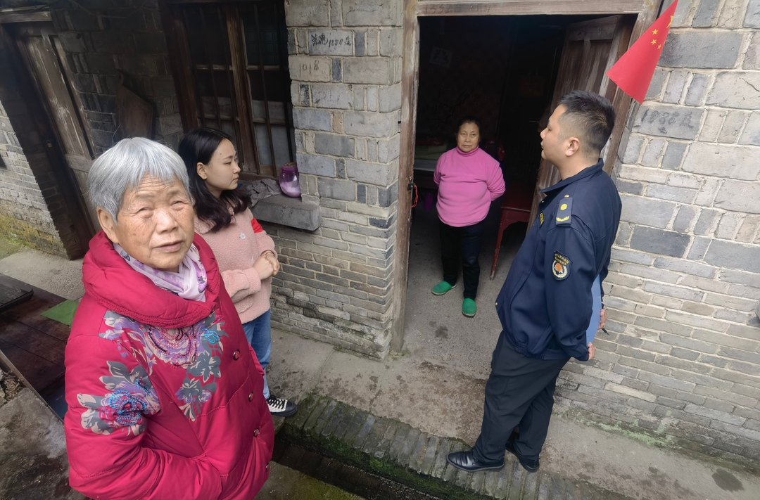 打好安全生产翻身仗丨三道坑镇开展校外租房安全隐患排查行动