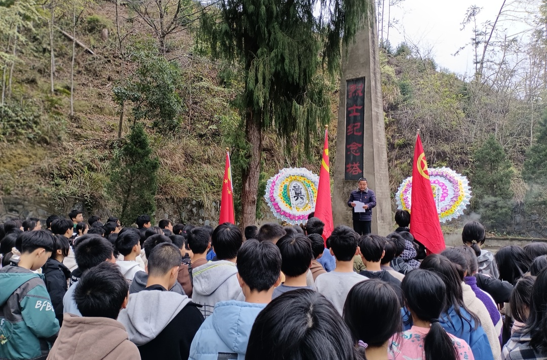 碧涌镇中学开展“缅怀革命先烈 赓续红色血脉”主题团队活动