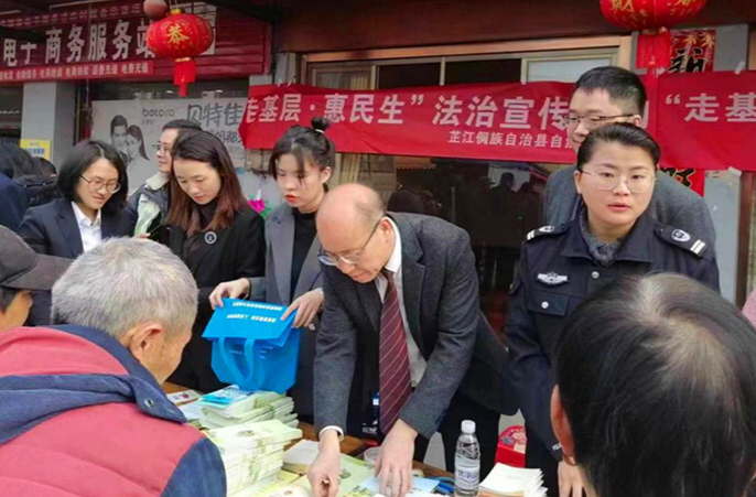 芷江：律师进村普法宣传，助力基层法治建设
