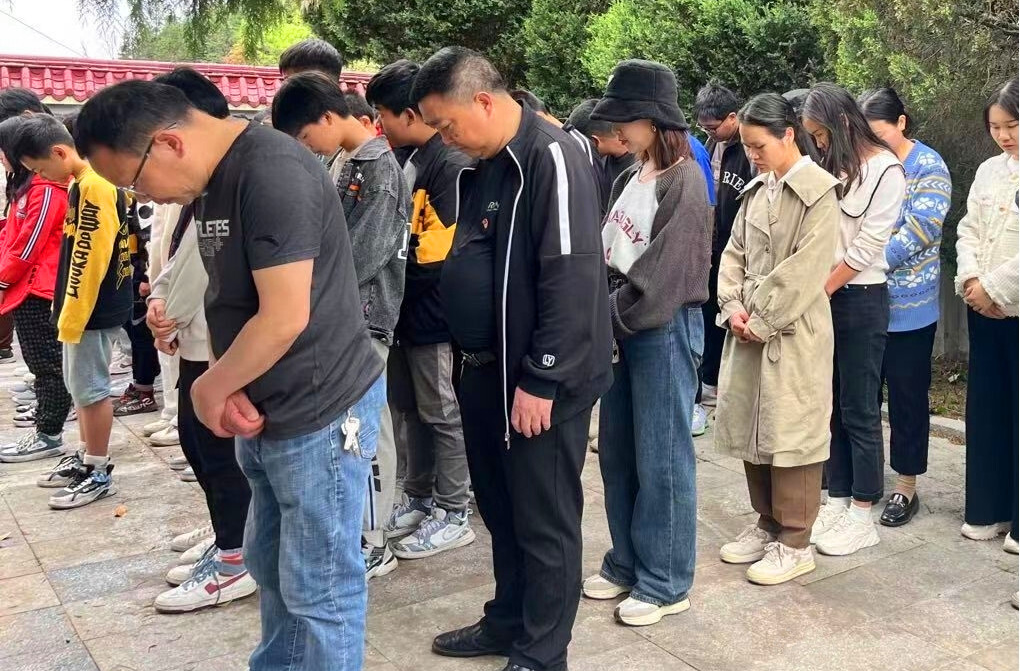 冷水溪乡中学开展清明节祭扫烈士活动