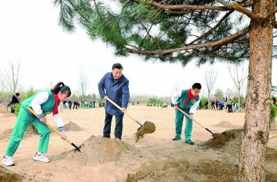 习近平在参加首都义务植树活动时强调 掀起造林绿化热潮 绘出美丽中国的更新画卷
