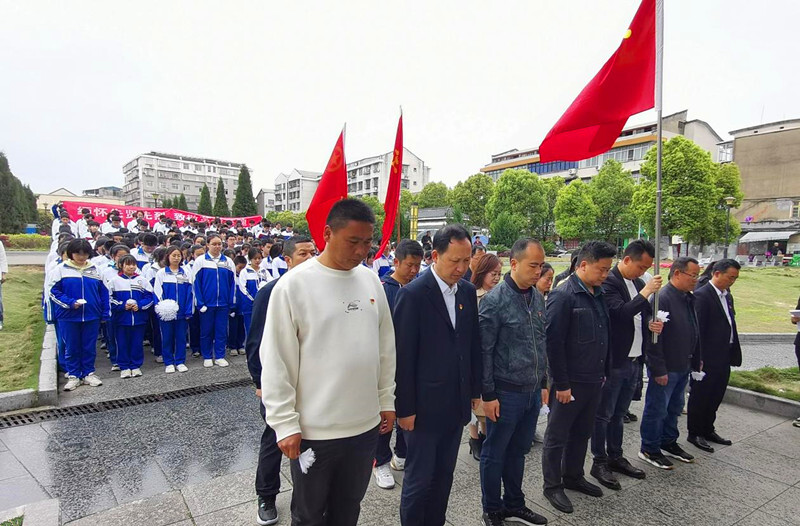 芷江二中开展“缅怀先贤先烈，致敬革命英魂” 清明节祭扫烈士墓活动