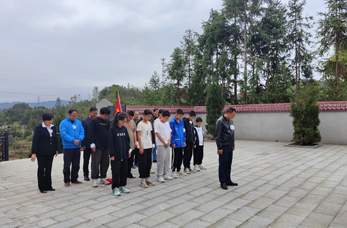土桥镇中学开展清明祭扫英烈活动