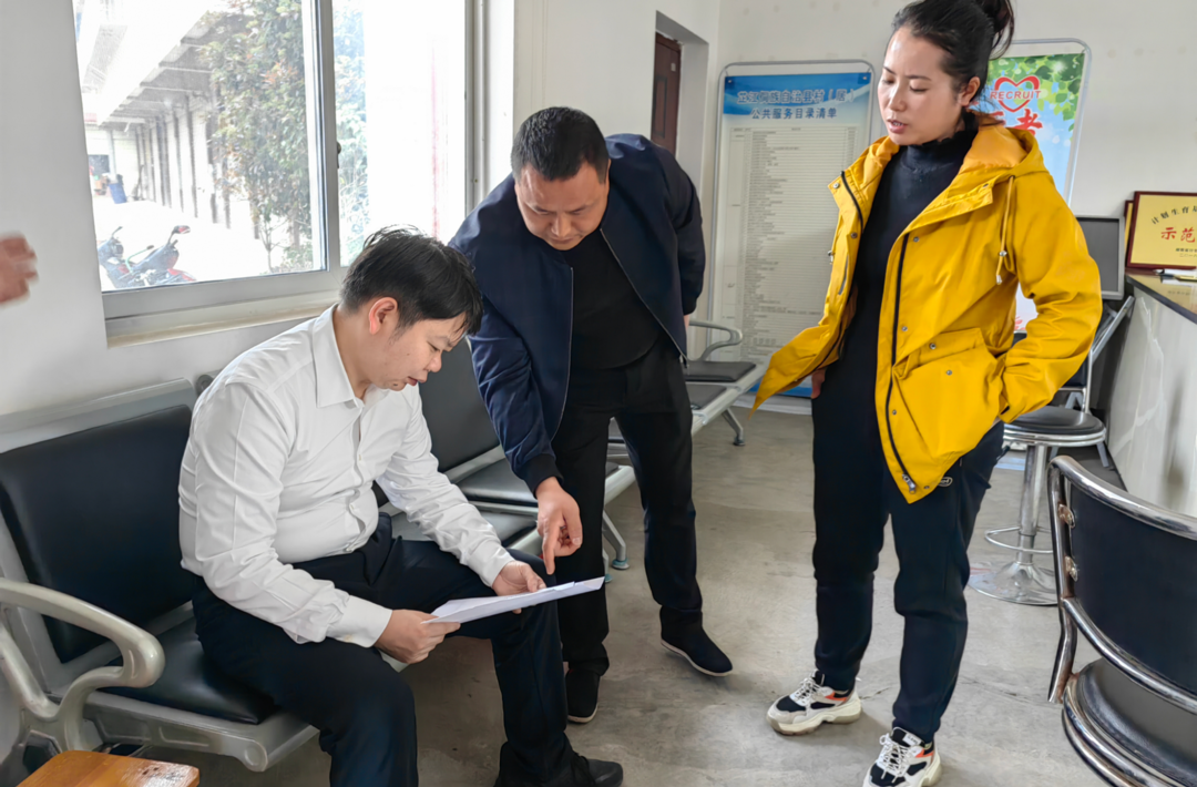 梁志平在土桥镇两户村等地督导乡村振兴工作时强调： 加强对重点人员的帮扶力度 坚决守好“两条底线”