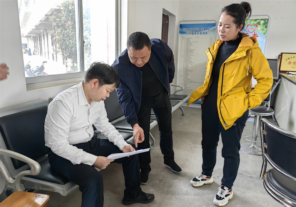 梁志平在土桥镇两户村等地督导乡村振兴工作时强调： 加强对重点人员的帮扶力度 坚决守好“两条底线”