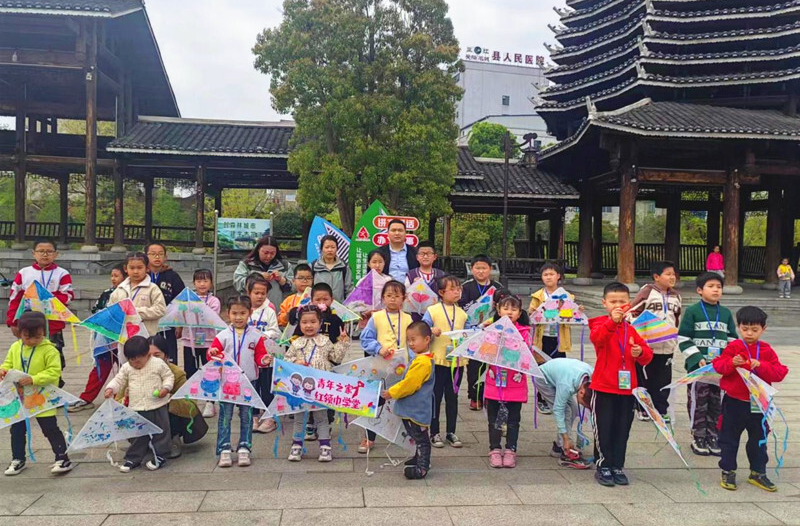 芷江镇东街社区开展“拥抱春天 放飞梦想 ‘筝’做好少年”放风筝活动