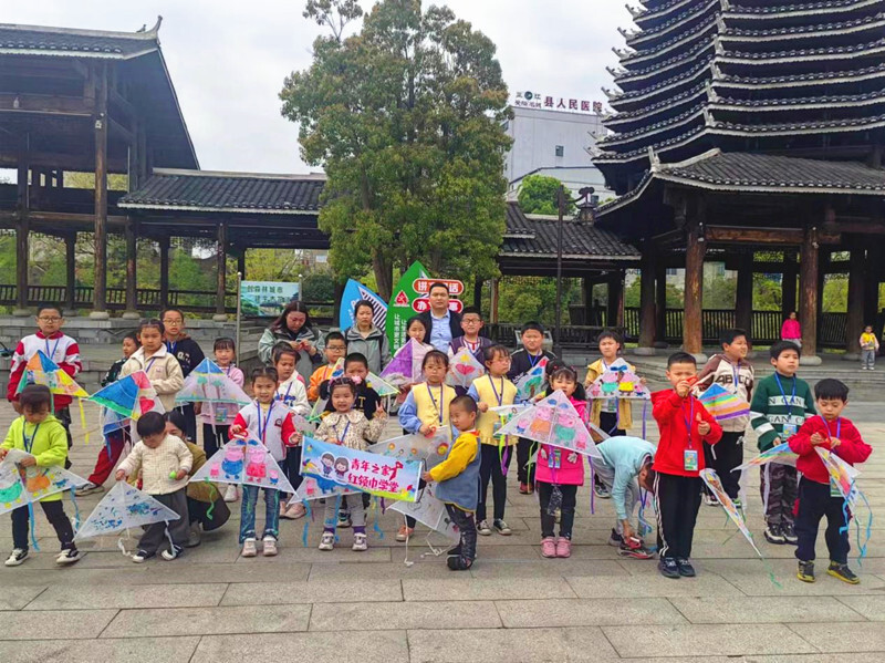 芷江镇东街社区开展“拥抱春天 放飞梦想 ‘筝’做好少年”放风筝活动