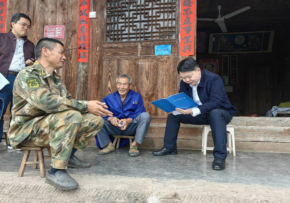 梁志平在岩桥镇郭家界村石板溪村督导时强调：以“三实”作风抓乡村振兴
