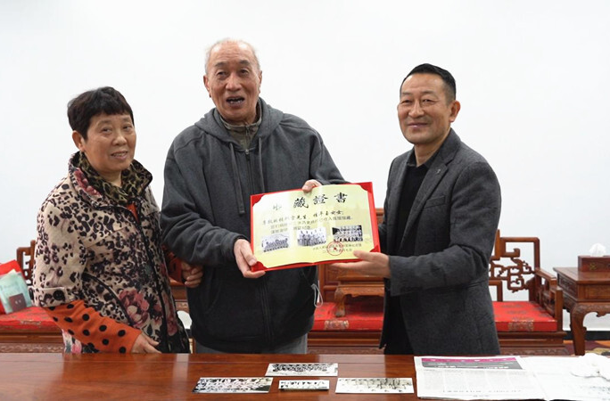 “飞虎队”后代向中国人民抗日战争胜利受降纪念馆捐赠照片