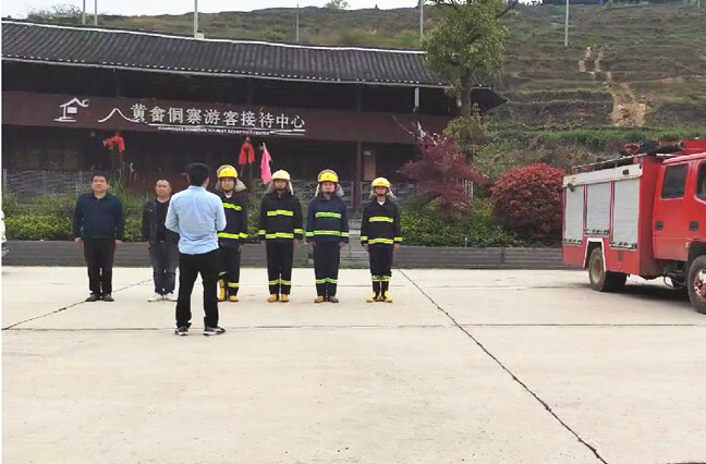 灭火利器在芷江碧涌镇哨田村黄畲团寨“以水灭火”消防演练首秀
